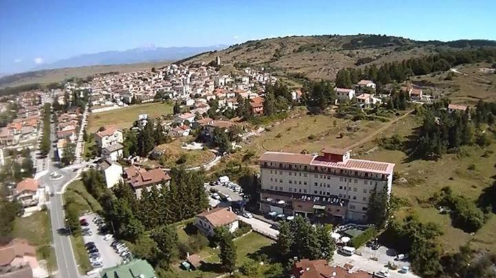 Hotel Caldora Rocca di Mezzo Esterno foto