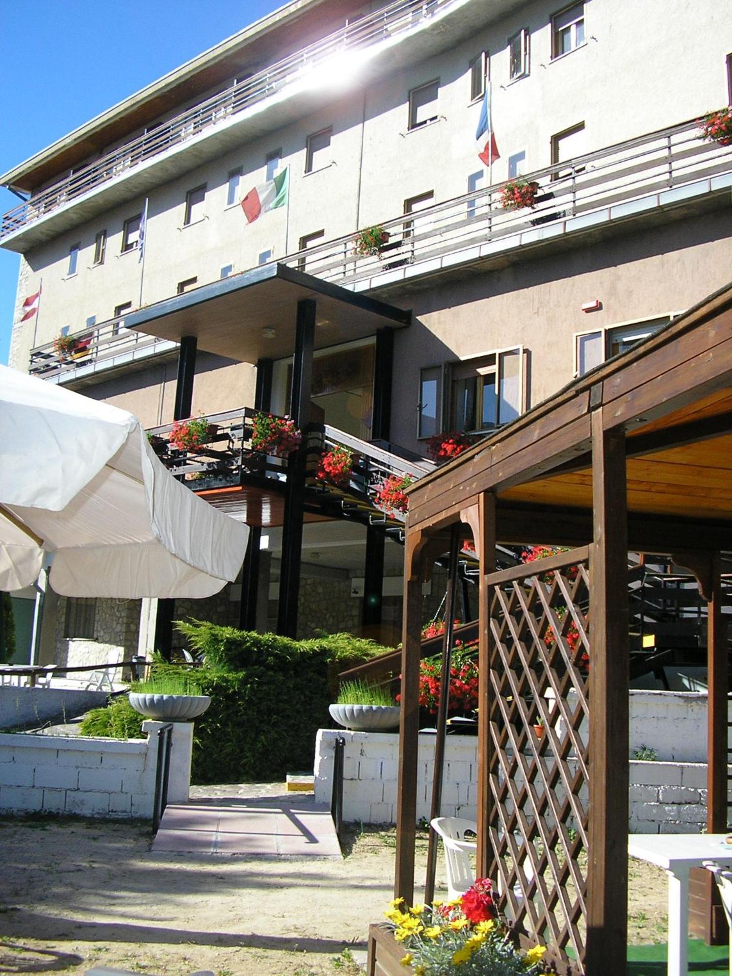 Hotel Caldora Rocca di Mezzo Esterno foto